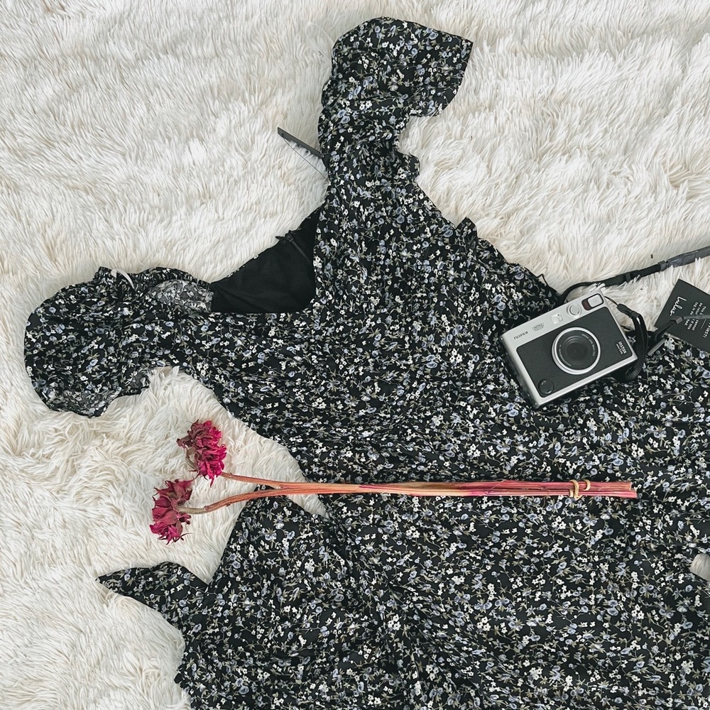 • LuLu’s • NWT Floral Sweetheart Romper •